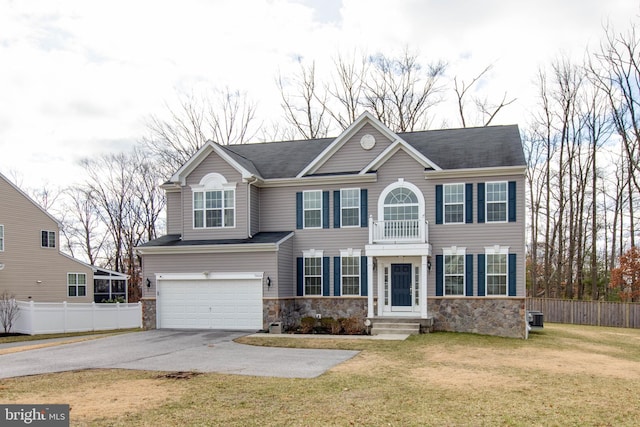 view of front of home featuring driveway, a front lawn, and fence