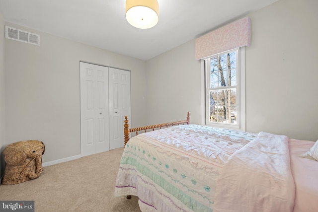 bedroom featuring carpet flooring, baseboards, visible vents, and a closet