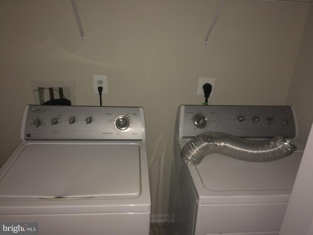 laundry room with laundry area and independent washer and dryer