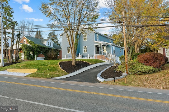 view of front of home featuring a front lawn