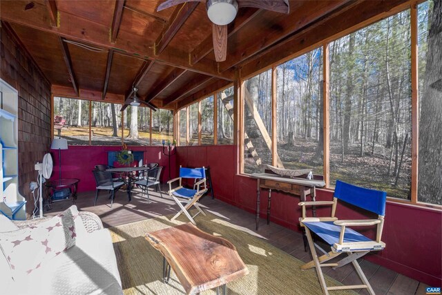 sunroom with ceiling fan