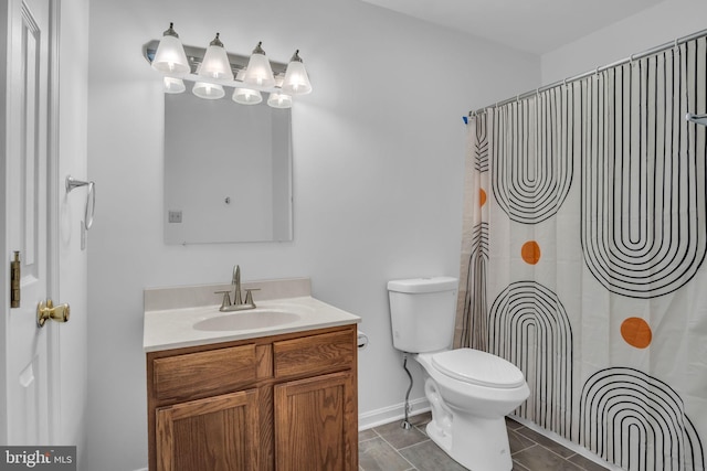 bathroom featuring baseboards, a shower with shower curtain, vanity, and toilet