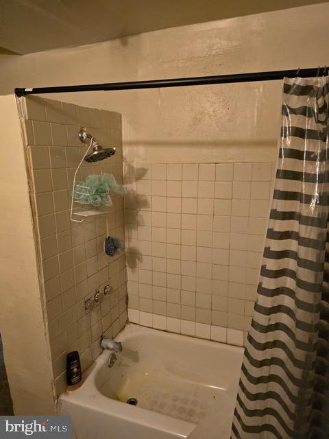 full bathroom featuring shower / bath combo with shower curtain