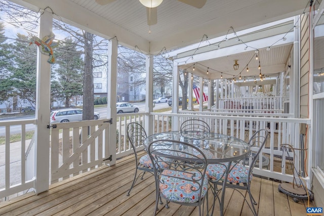 sunroom with ceiling fan