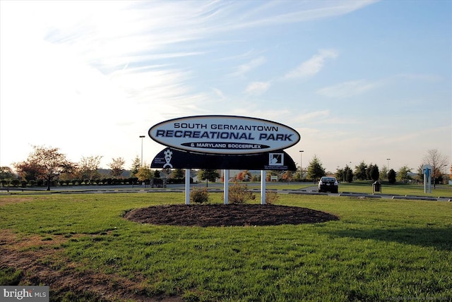 community sign with a lawn