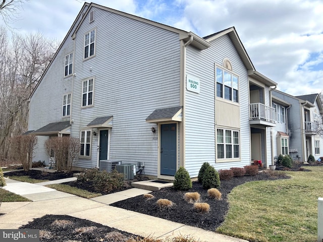 view of front of house with a front lawn