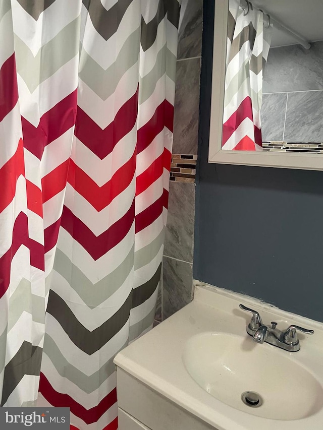 full bathroom with curtained shower and vanity