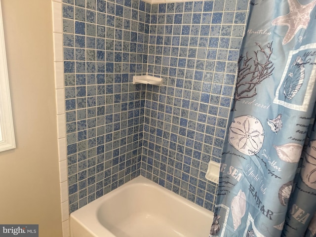 bathroom with shower / tub combo