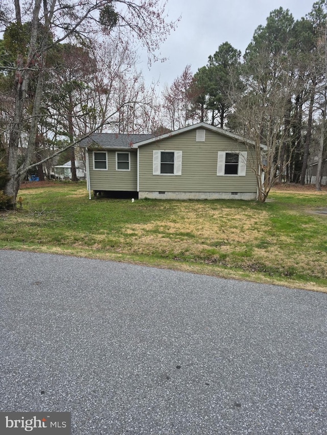 manufactured / mobile home with crawl space and a front yard