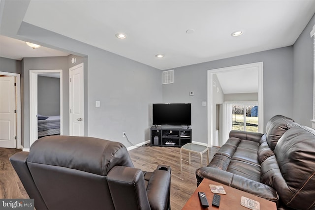 living room featuring visible vents, recessed lighting, baseboards, and wood finished floors