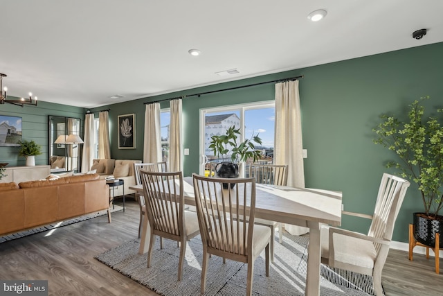 dining area featuring a notable chandelier, recessed lighting, visible vents, wood finished floors, and baseboards