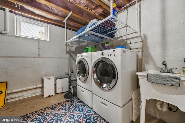 washroom featuring laundry area and washing machine and clothes dryer