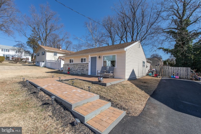 single story home featuring a front yard and fence