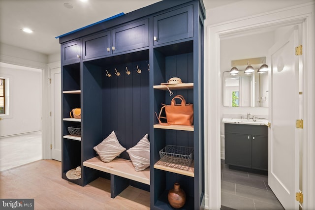 mudroom featuring a sink and wet bar