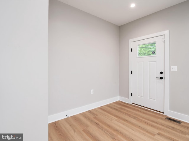 foyer with light wood-style floors, baseboards, visible vents, and recessed lighting