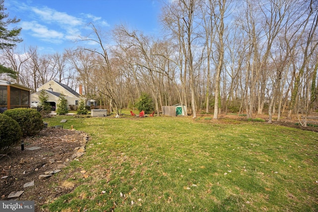 view of yard featuring an outdoor structure