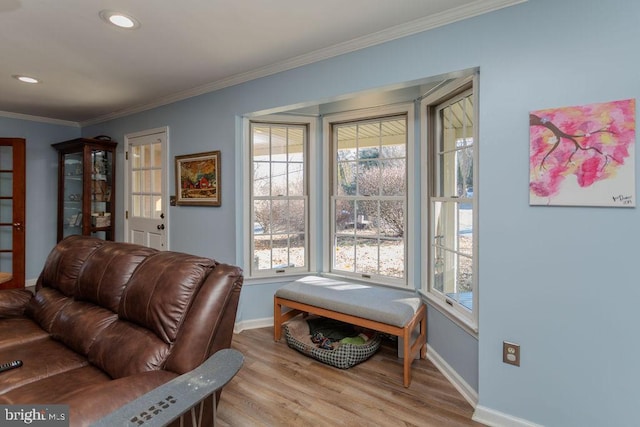 living room featuring recessed lighting, crown molding, baseboards, and wood finished floors