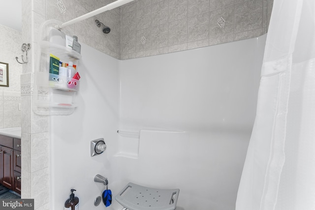 bathroom with shower / bath combo