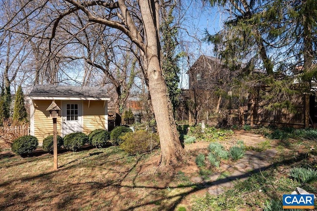 view of yard with an outbuilding and fence