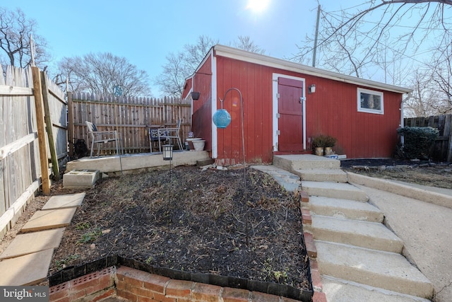 view of outdoor structure featuring an outbuilding and a fenced backyard