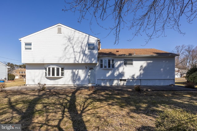 back of house featuring a lawn