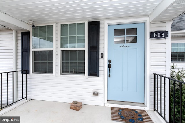 property entrance featuring a porch