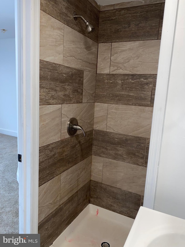 full bath with tiled shower