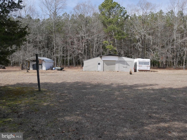 view of yard with an outbuilding