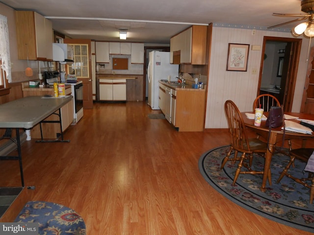 kitchen featuring a sink, dark wood-type flooring, electric range oven, and freestanding refrigerator