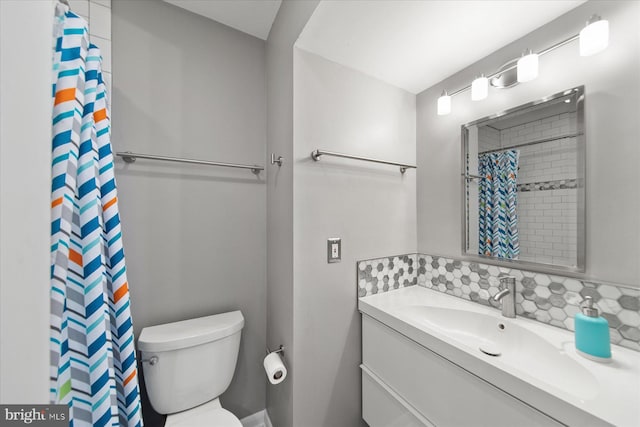 full bathroom featuring curtained shower, vanity, toilet, and decorative backsplash