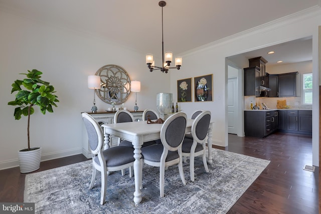 dining area with baseboards, ornamental molding, dark wood-style flooring, a notable chandelier, and recessed lighting