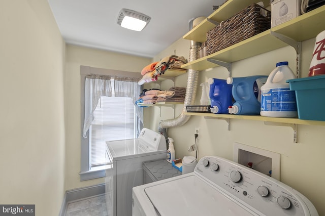 washroom featuring laundry area, baseboards, and independent washer and dryer