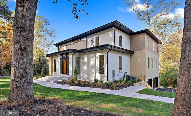 view of front facade featuring a front lawn