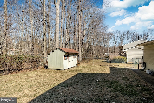 view of yard featuring an outdoor structure, a storage unit, and fence