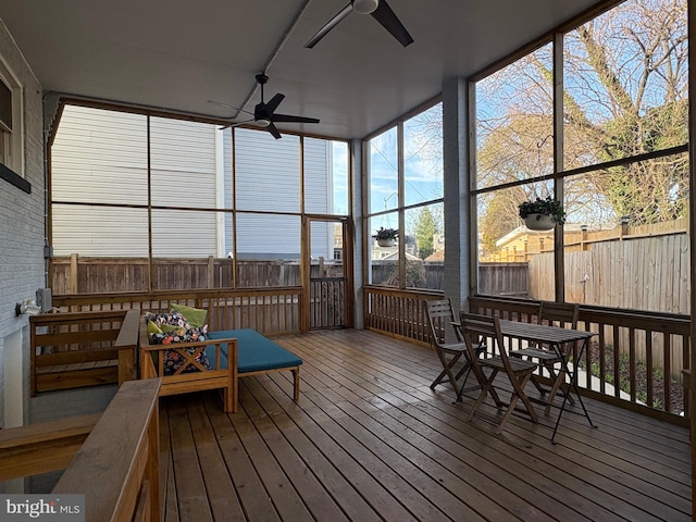 sunroom with ceiling fan