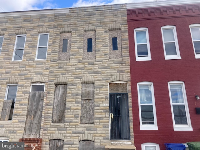 townhome / multi-family property with stone siding