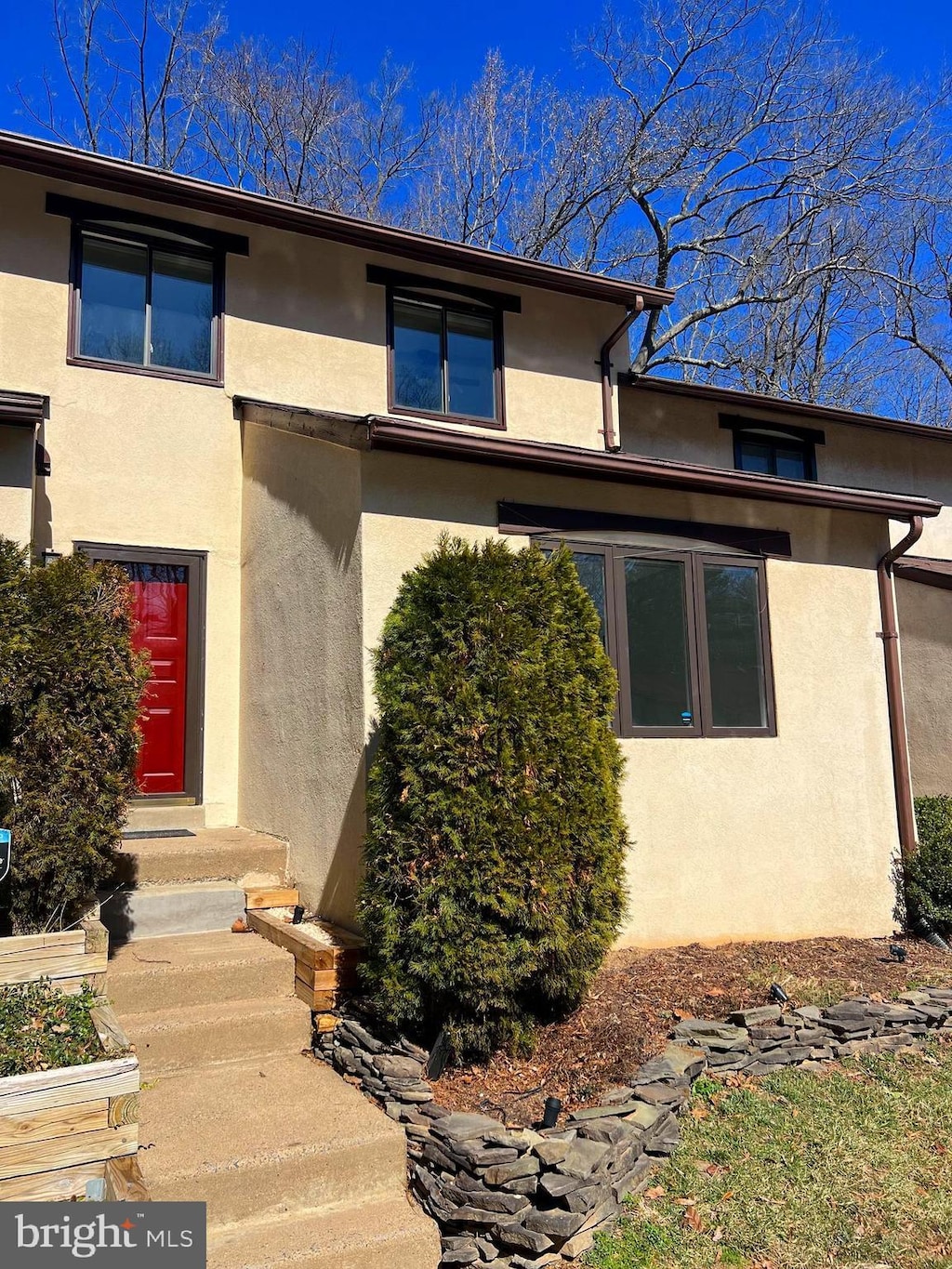 view of front facade featuring stucco siding