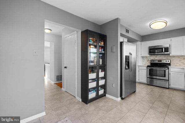 kitchen featuring visible vents, backsplash, light countertops, appliances with stainless steel finishes, and white cabinets