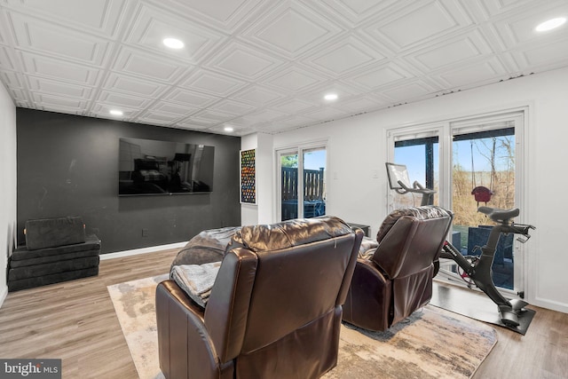 living room featuring light wood finished floors, recessed lighting, an ornate ceiling, and baseboards