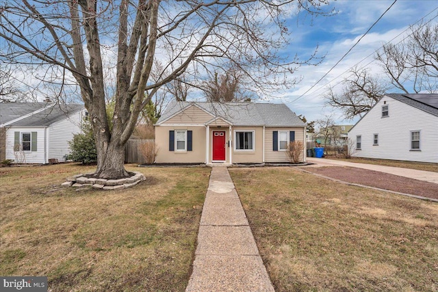 view of front of property with a front lawn and fence