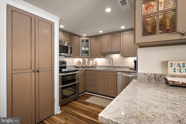 kitchen with visible vents, a sink, recessed lighting, appliances with stainless steel finishes, and dark wood-style flooring