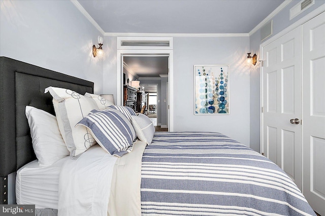 bedroom with visible vents and crown molding