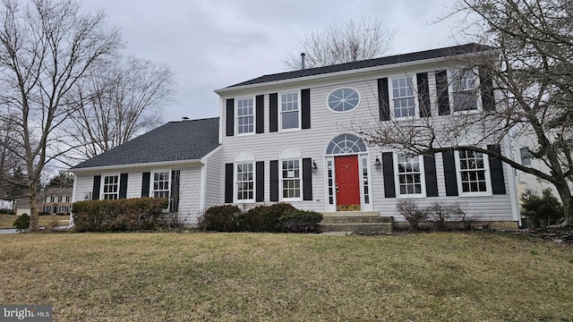 colonial house featuring a front lawn