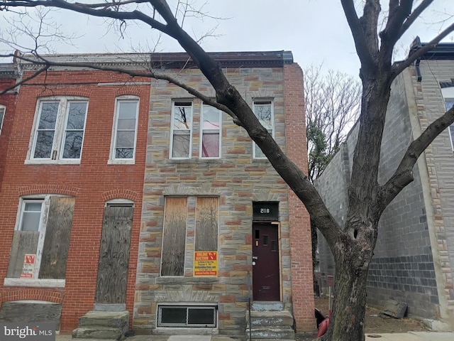 multi unit property featuring entry steps and stone siding