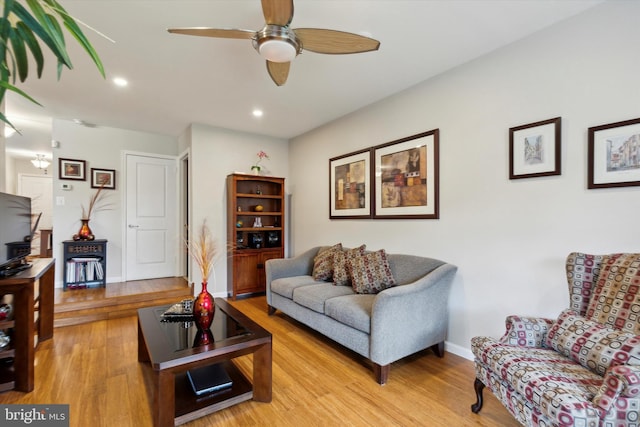 living room with light wood-style floors, ceiling fan, baseboards, and recessed lighting