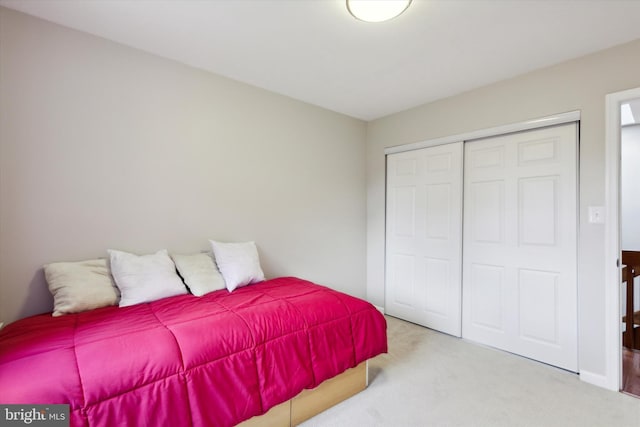 bedroom featuring a closet, baseboards, and carpet flooring