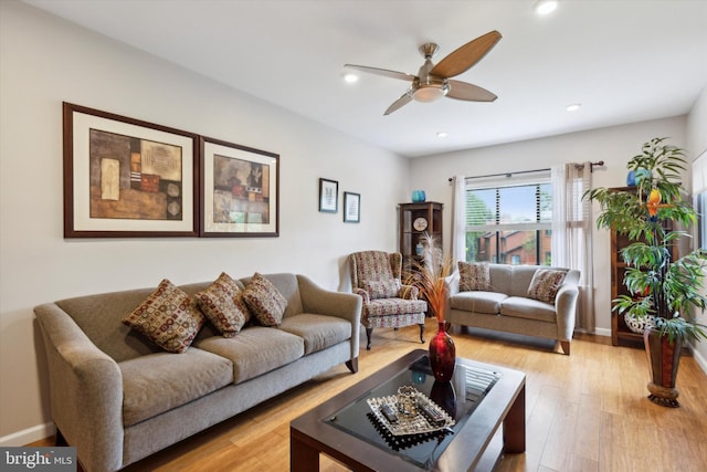 living area featuring light wood-type flooring, ceiling fan, baseboards, and recessed lighting