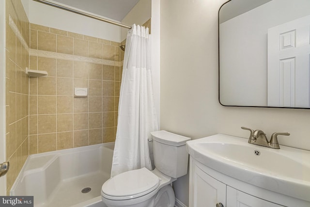 full bath with a shower with curtain, vanity, and toilet