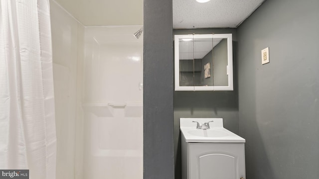 bathroom featuring a shower with curtain and vanity