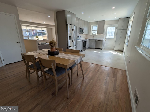 dining space featuring recessed lighting, light wood-style flooring, baseboards, and visible vents